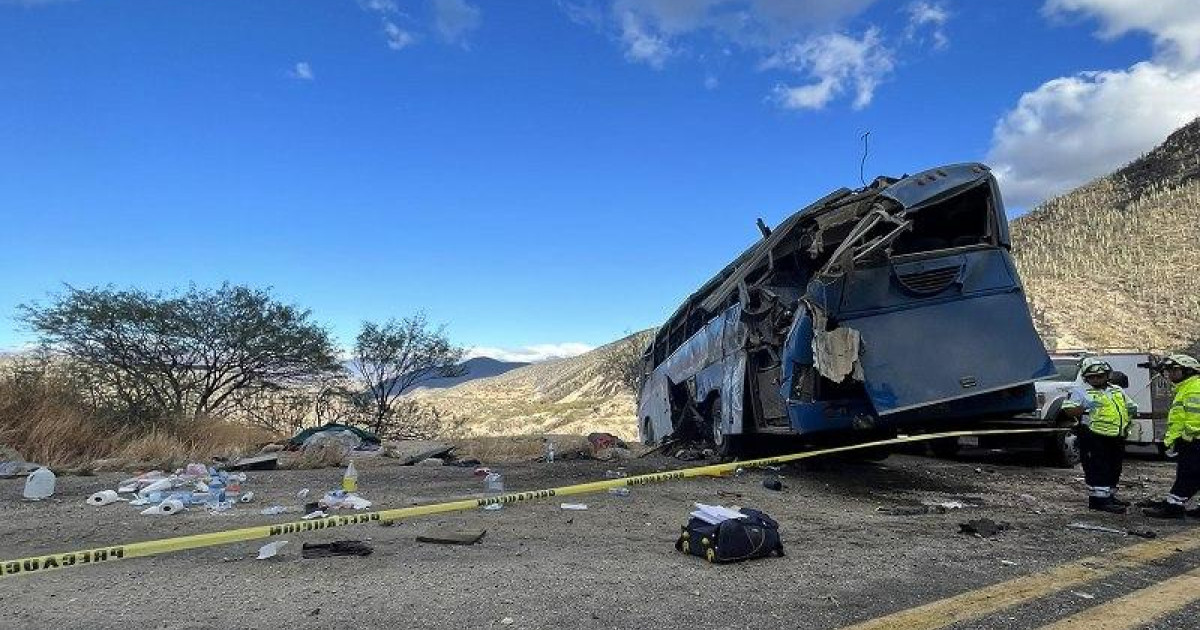 Suman 17 los migrantes muertos en bus que volcó en Oaxaca