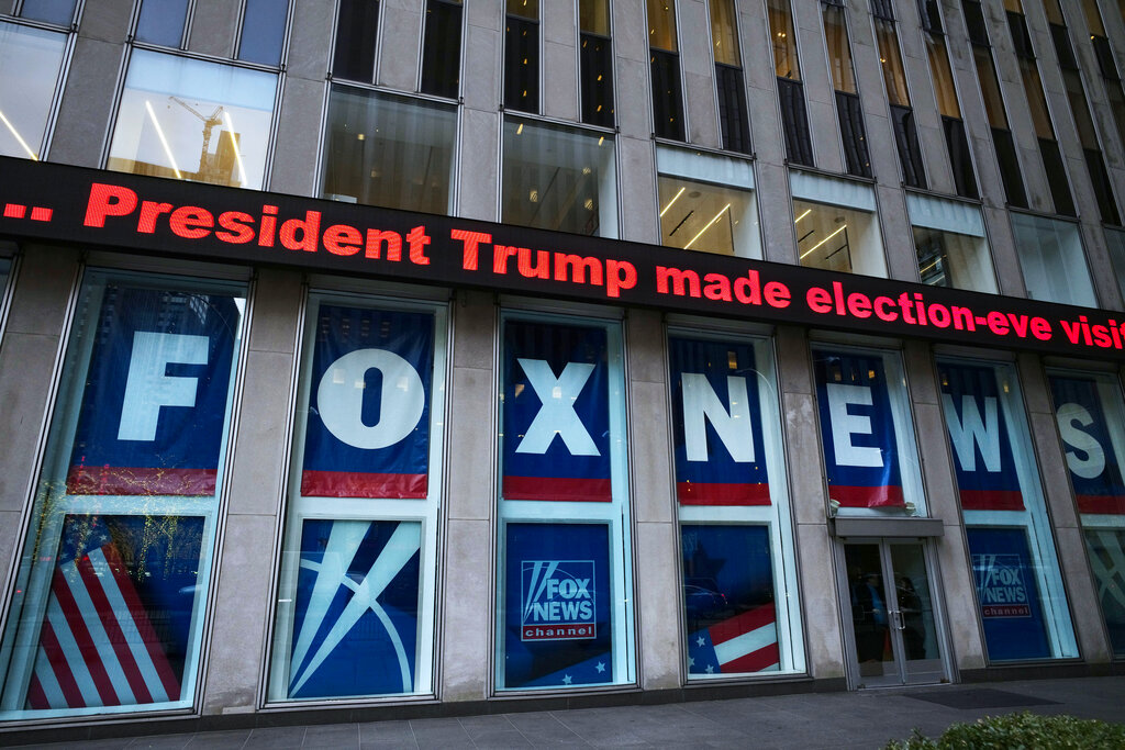 Le président de Fox admet que certains présentateurs ont soutenu les théories de fraude électorale de Trump en 2020.