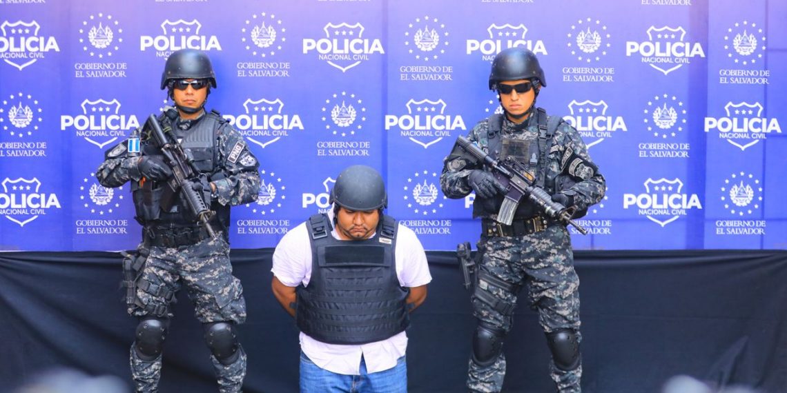 Autoridades salvadoreñas detienen a presunto asesino del exalcalde del Puerto de la Libertad y su esposa