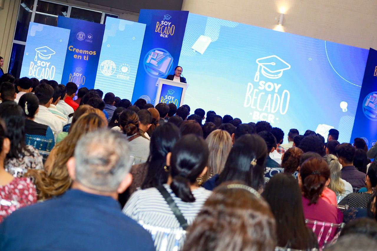 Gobierno de El Salvador entregó 126 becas a estudiantes destacados para carreras universitarias y técnicas