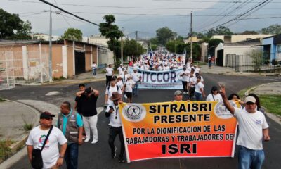 Diferentes sindicatos marchan en San Salvador conmemorando el Día Internacional del Trabajador