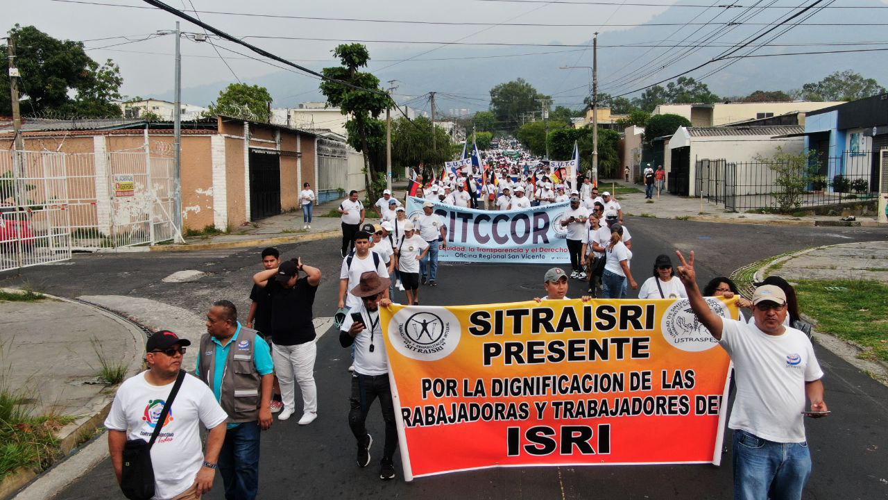Diferentes sindicatos marchan en San Salvador conmemorando el Día Internacional del Trabajador