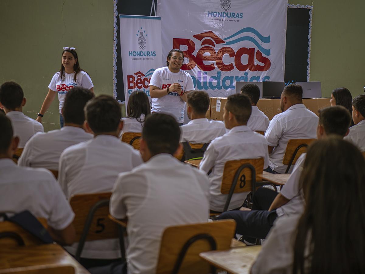 Honduras: programa de Becas Solidarias beneficiará a 15 mil jóvenes