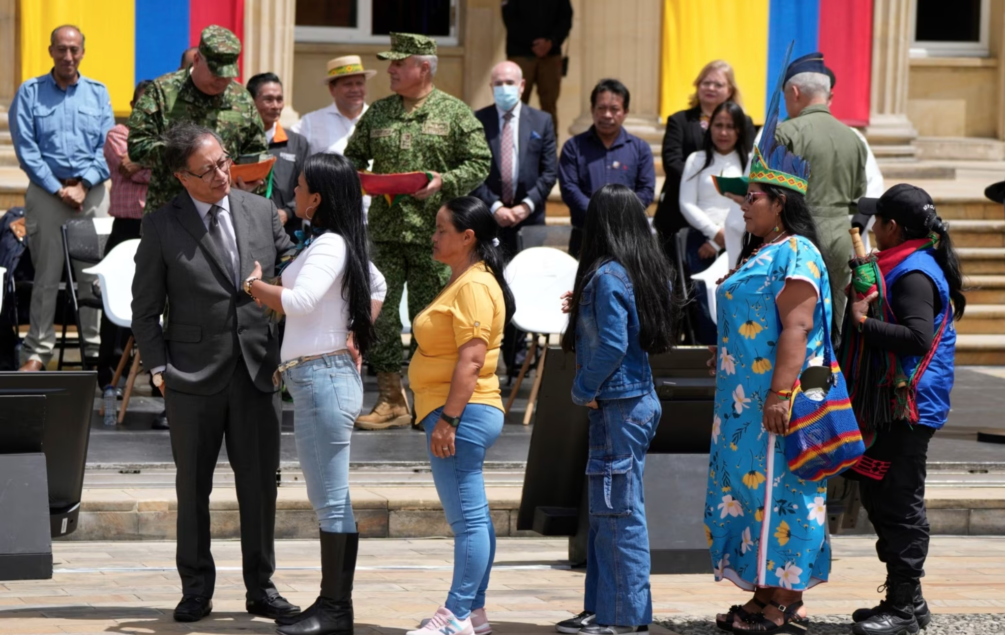 Petro décore les sauveteurs des enfants disparus depuis 40 jours dans la jungle colombienne