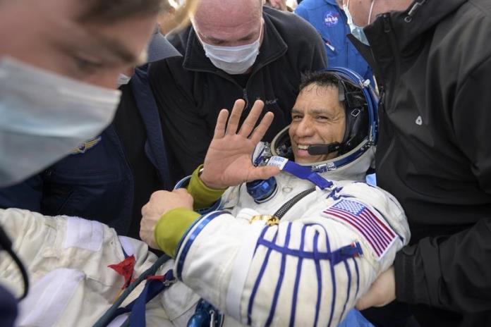 Astronauta de raíces salvadoreñas, Frank Rubio, regresa a la Tierra tras histórica misión en el espacio