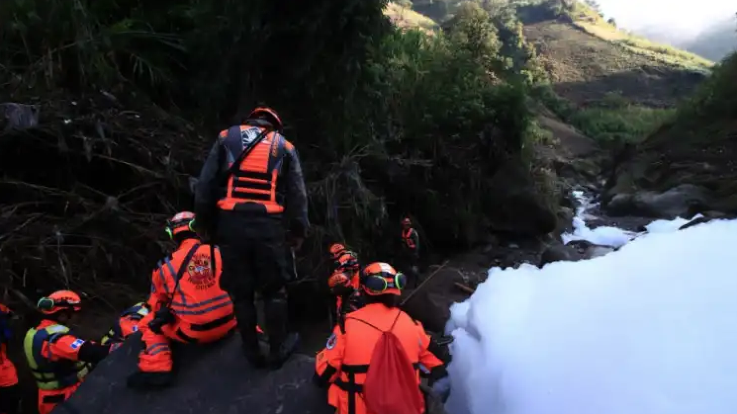 Inician labores de búsqueda tras trágico deslizamiento bajo el puente El Naranjo en Guatemala