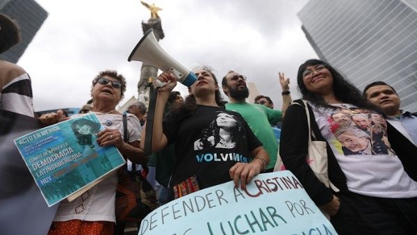 Un an après l'attentat contre la vice-présidente de l'Argentine, la justice doit être rendue