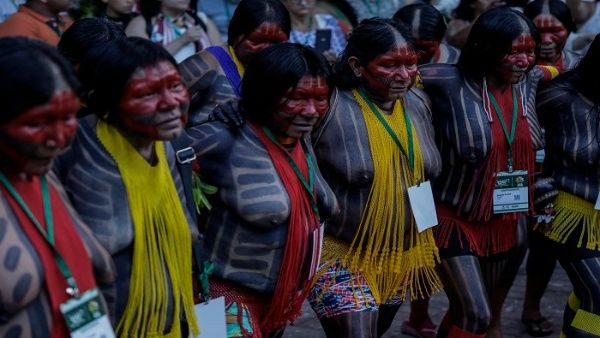 Les femmes indigènes défilent pour leurs droits à Brasilia (Brésil)