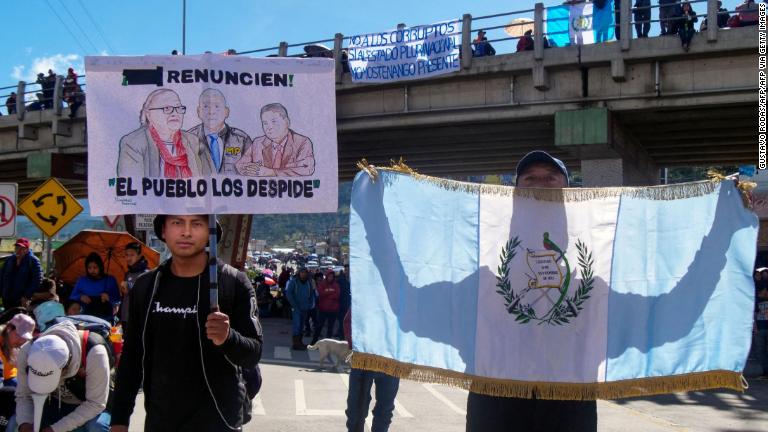 Protestas en Guatemala bloquean avenida Petapa exigiendo renuncias en el sistema judicial