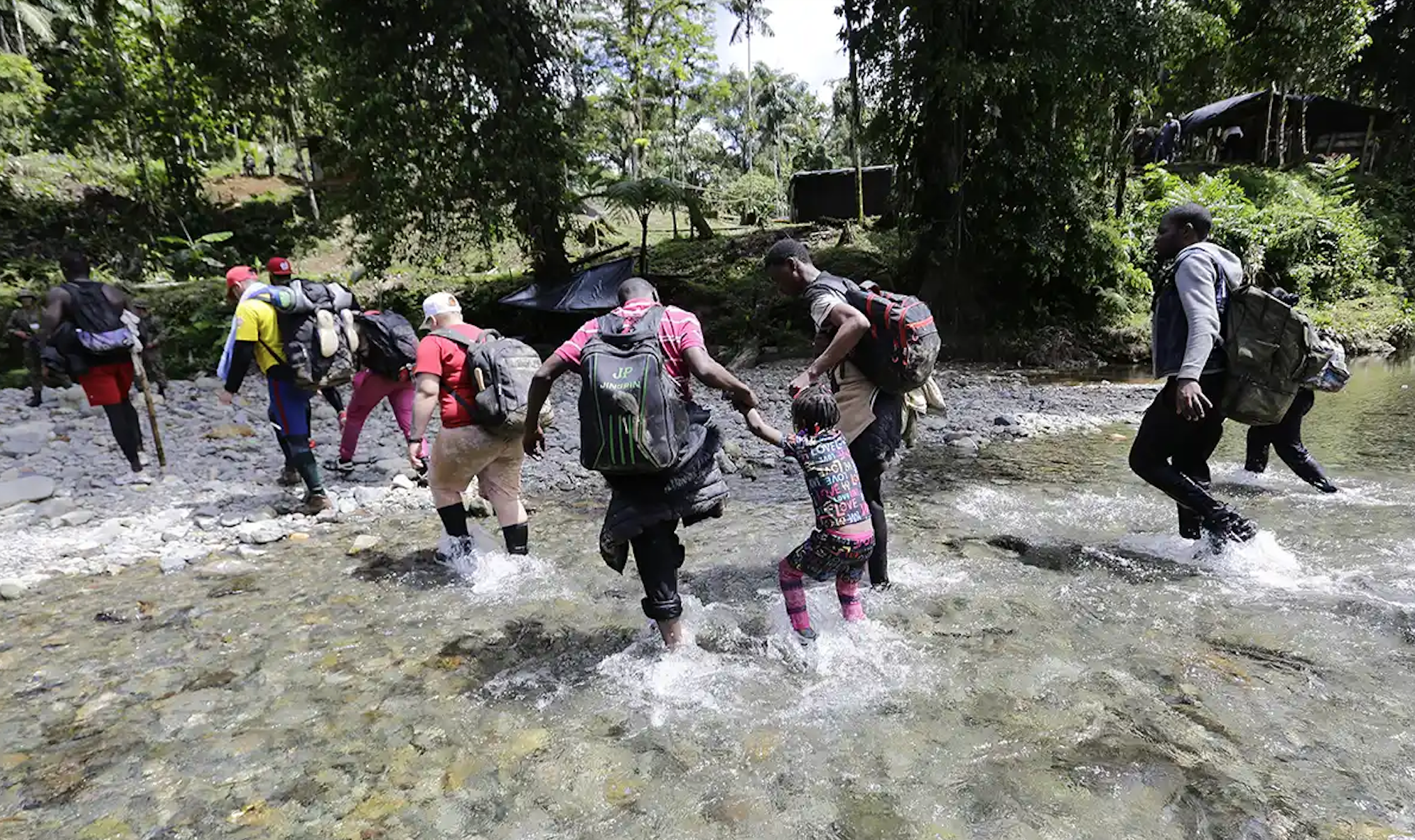 Migrantes desafían el calor y la humedad al cruzar a pie la frontera con Panamá hacia Costa Rica