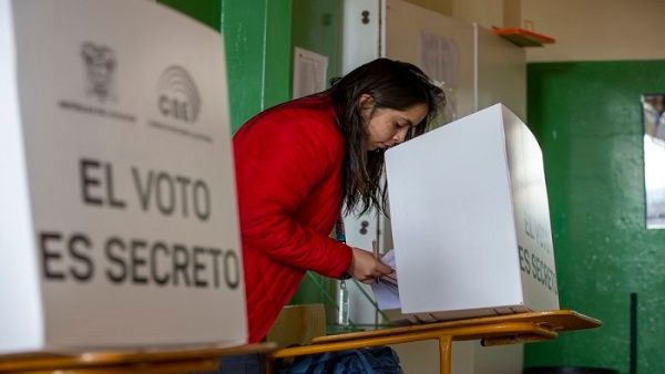 Des militaires commencent à surveiller les bureaux de vote en Équateur