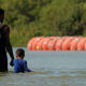 Corte Federal de Apelaciones ordena a Texas mover barrera flotante en el Río Bravo tras fallo en su contra